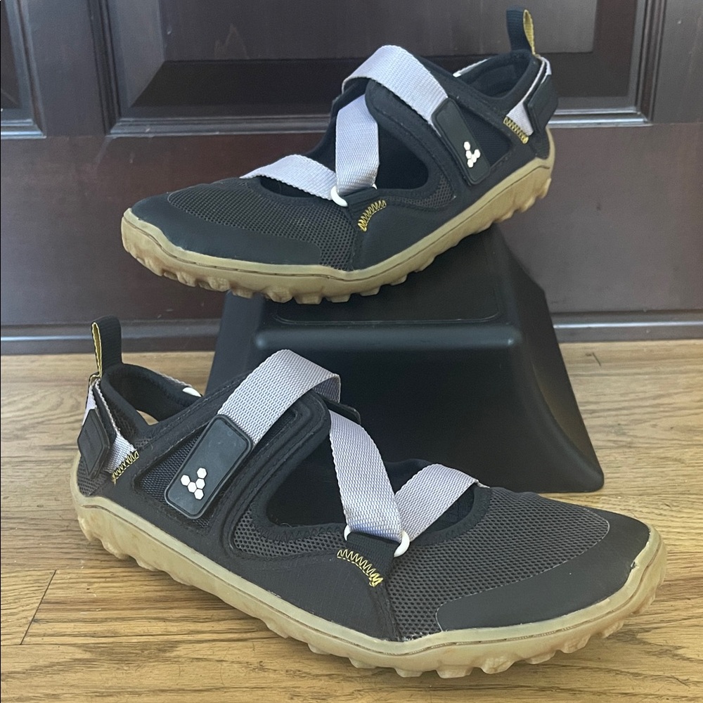 Vivobarefoot Tracker Sandal W9 EU40 black and grey